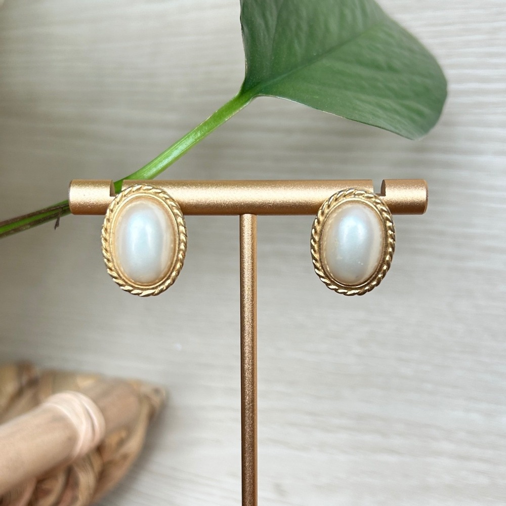 Vintage Signed Trifari Faux Pearl Oval Earrings Gold Tone Twisted‎ Rope Trim